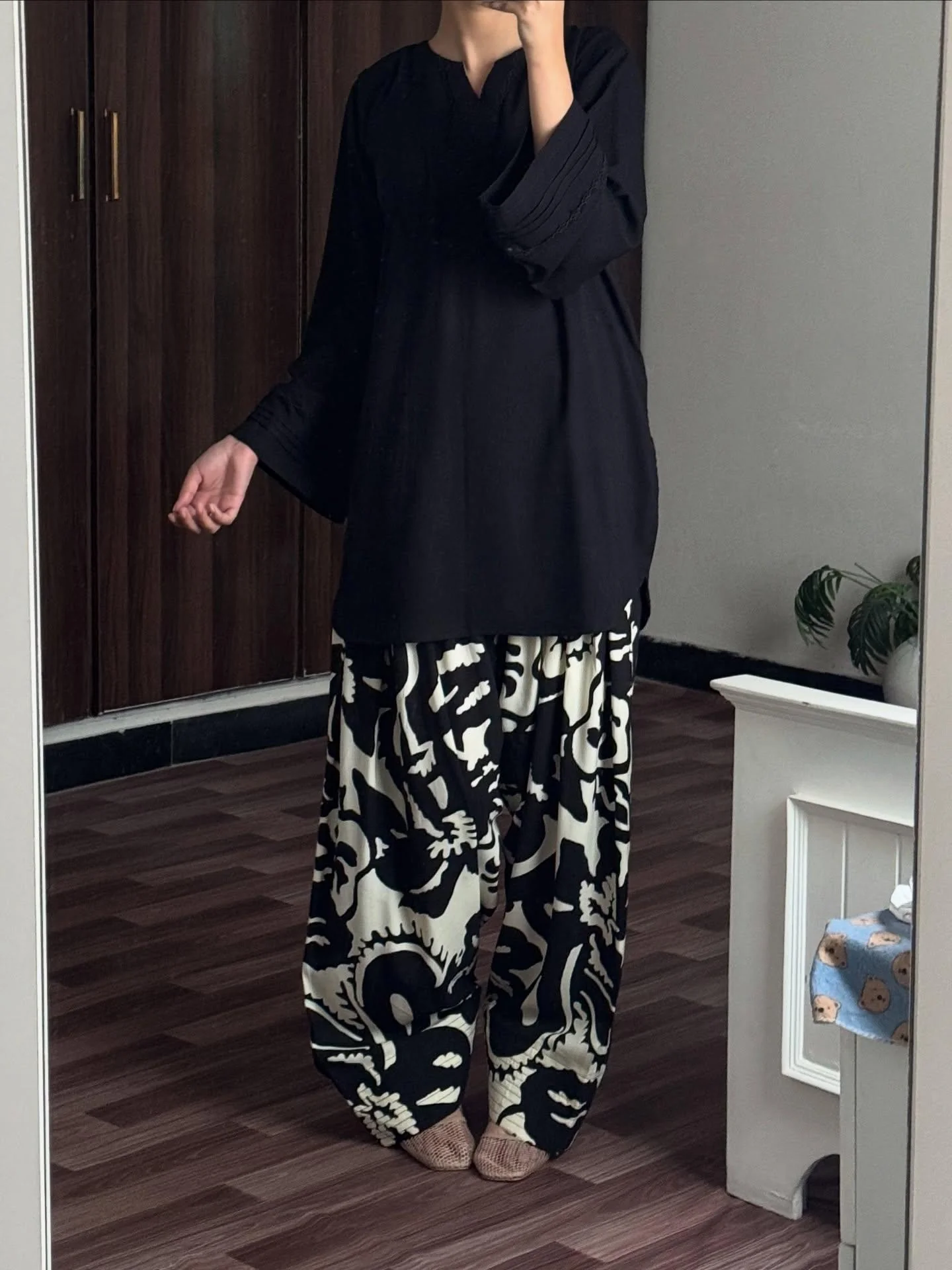 BLACK/WHITE SET ( FARSHI SHALWAR )